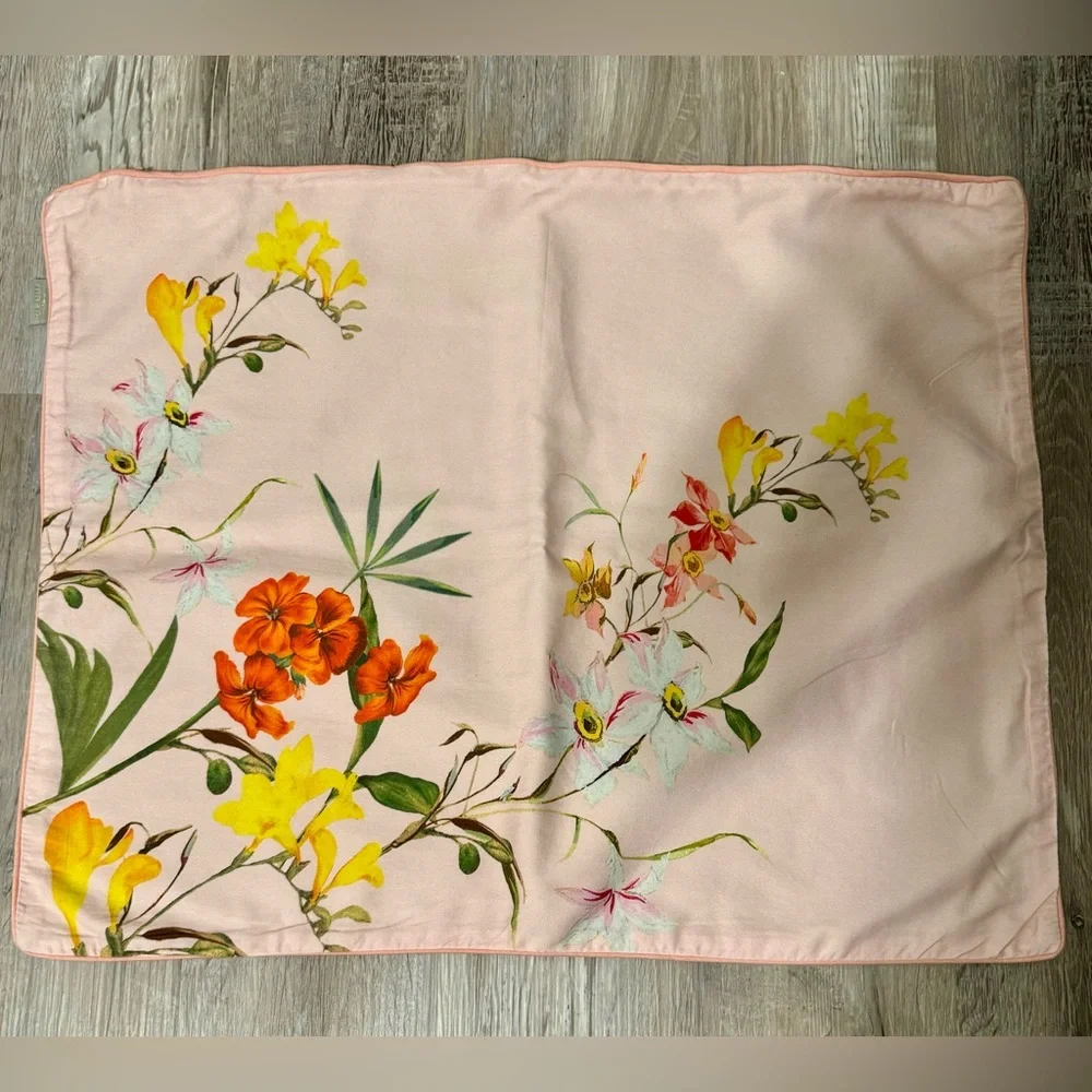 Ted Baker London pillowcase, peach. Floral print. Zip fastening. 100% cotton.